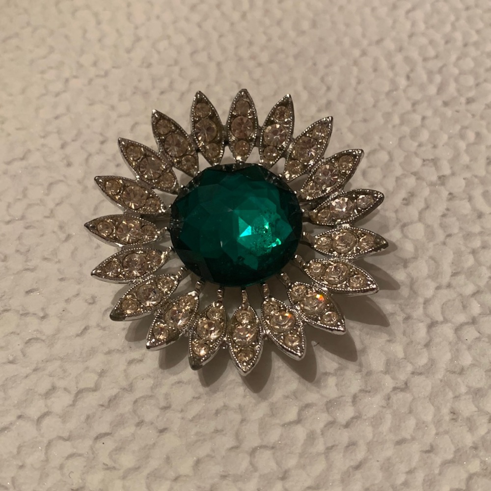 Signed Vintage Sarah Coventry Gold Tone Flower Brooch Pin with Faux Emerald.